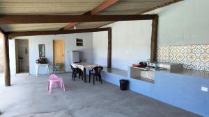 a kitchen and dining room with a table and chairs at Chácara Andorinhas São Pedro SP in São Pedro