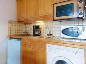 een keuken met een magnetron en een wasmachine bij Studio La pointe des Aravis 3 by Interhome in Saint-Gervais-les-Bains +15 foto's