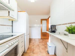 Kuchyňa alebo kuchynka v ubytovaní Holiday Home Zona Estival-2 by Interhome