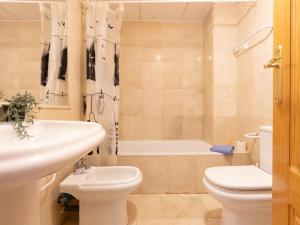 Kúpeľňa v ubytovaní Holiday Home Zona Estival-2 by Interhome