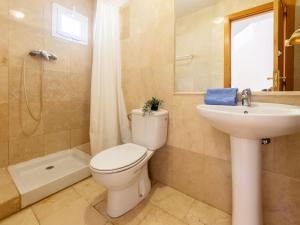 Kúpeľňa v ubytovaní Holiday Home Zona Estival-2 by Interhome