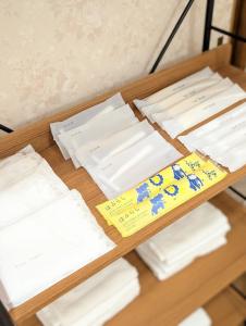 a tray with white envelopes on a table at 縁 yukari in Takamatsu