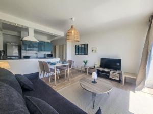 TV a/nebo společenská místnost v ubytování Apartment La Cormorane-3 by Interhome