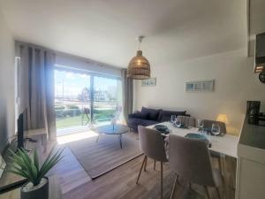 Posezení v ubytování Apartment La Cormorane-3 by Interhome