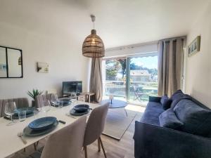 Posezení v ubytování Apartment La Cormorane-3 by Interhome + 28 fotografií