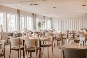 Restaurace v ubytování Jegtvolden Fjordhotell + 37 fotografií