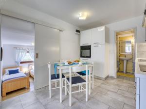 Kuchyň nebo kuchyňský kout v ubytování Apartment Jurkovic-1 by Interhome