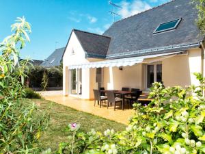 a house with a deck with a table and chairs at Holiday Home Les Embruns by Interhome in Sarzeau