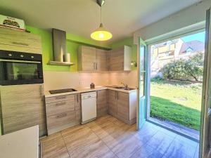 Η κουζίνα ή μικρή κουζίνα στο Holiday Home maison des Corsaires by Interhome