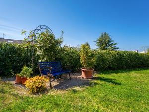 un banc bleu assis dans une cour avec des plantes en pot dans l'établissement Apartment Jurkovic-2 by Interhome, à Njivice