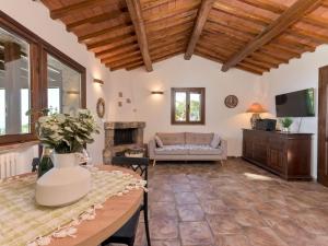 una sala de estar con un sofá y una mesa en Villa Ricali by Interhome, en Porto Santo Stefano