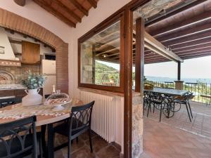 Una cocina y un comedor con mesa y sillas. en Villa Ricali by Interhome, en Porto Santo Stefano