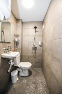 un bagno con un water e un lavandino di Cozy 2BDRM near University & Free Street Parking a Veliko Tŭrnovo Altre 26 foto