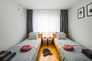 due letti in una stanza con finestra di Cozy 2BDRM near University & Free Street Parking a Veliko Tŭrnovo
