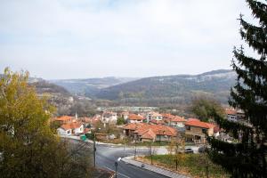 vista su una città con case e su una strada di Cozy 2BDRM near University & Free Street Parking a Veliko Tŭrnovo