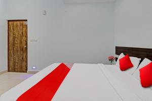 Hotel O Karanji Comforts客房内的一张或多张床位