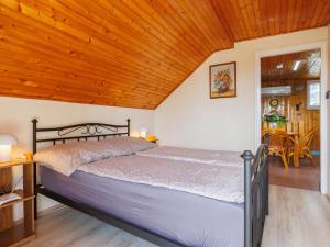 Posteľ alebo postele v izbe v ubytovaní Apartment Gagarin 1 - MAF136 by Interhome