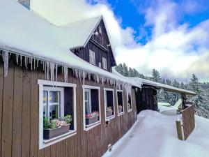 派克波特斯耐兹库Chalet U Dvou vleků by Interhome的雪中 ⁇ 着冰壶的房子