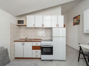 Η κουζίνα ή μικρή κουζίνα στο Apartment Mia-3 by Interhome