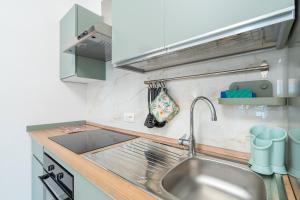 eine kleine Küche mit einer Spüle und einer Theke in der Unterkunft Bove Marino Apartments Marzamemi in Reitani + 69 Fotos