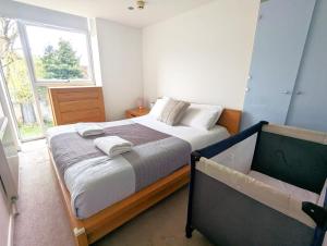 Ένα ή περισσότερα κρεβάτια σε δωμάτιο στο Cawley Priory, Spacious 2 Bedroom City Centre Flat with Parking Space - Chichester Holiday Properties