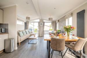 Köök või kööginurk majutusasutuses Driftwood Lodge, Sizewell - Adults only property - Aldeburgh Coastal Cottages