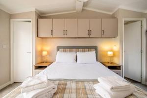 Voodi või voodid majutusasutuse Driftwood Lodge, Sizewell - Adults only property - Aldeburgh Coastal Cottages toas