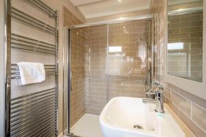 Vannituba majutusasutuses Driftwood Lodge, Sizewell - Adults only property - Aldeburgh Coastal Cottages +22 fotot