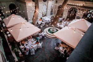 Londonska SPA Hotel في أوديسا: منظر علوي لمطعم يجلس فيه الناس على الطاولات +41 صورة