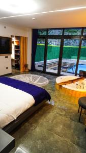 Habitación de hotel con cama, bañera y ventanas en 4M Ayder, en Ayder