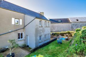 Maison pour 6 avec jardin, terrasse et jeux في Saint-Frégant: صورة منزل مع ساحة