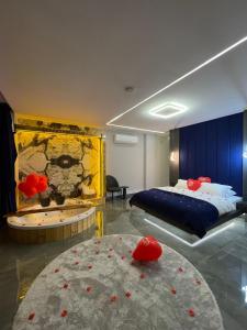 una habitación de hotel con una cama y una bañera en 4M Ayder, en Ayder 63 fotos más