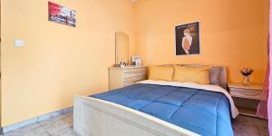 Un dormitorio con una cama y una cómoda. en Maria's Apartment with private parking, en Paralia Katerinis