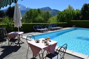 A piscina localizada em Hotel La Villa ou nos arredores