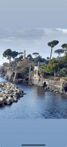 Dos imágenes de un río con árboles y rocas. en Le Gioie di Monica Casa Vacanze per Pompei, en Boscotrecase 45 fotos más