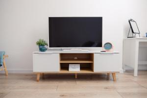 a white desk with a tv on top of it at Apartament Szczerbowskiego A in Lublin