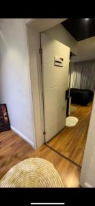 Postel nebo postele na pokoji v ubytování Lustro Homes