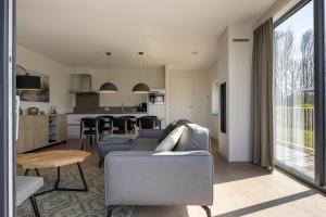 アルネマイデンにあるHello Zeeland - Veerse Wende - Lamsoor 9のソファとテーブルのあるリビングルーム