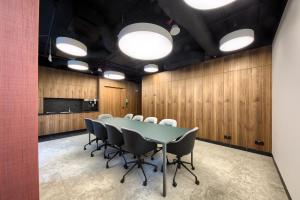 ワルシャワにあるTowarowa Towers Suitesのテーブルと椅子のある会議室