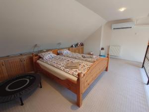 Postel nebo postele na pokoji v ubytování Belvárosi kikapcs! + 4 fotografie