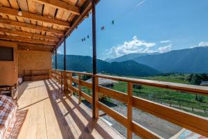 un balcone con vista sulle montagne di Tishe a Omalo