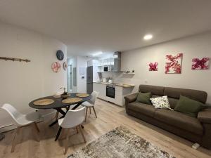 Η κουζίνα ή μικρή κουζίνα στο Hiri Zahar Suites 2