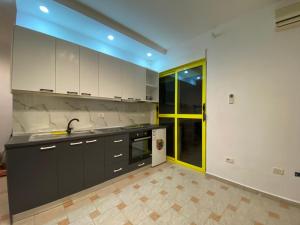 Dapur atau dapur kecil di Margo Sea View Studio