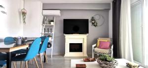 - un salon avec une table à manger et une cheminée dans l'établissement Salou luz y color, à Salou