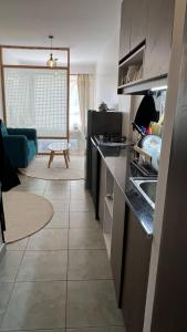 Una cocina con encimera y una sala de estar. en Rongai studio, en Ongata Rongai 