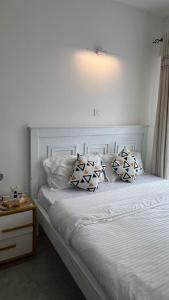 Un dormitorio con una cama con almohadas encima. en Rongai studio, en Ongata Rongai  18 fotos más