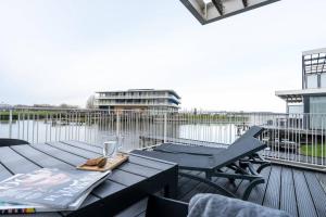 Una mesa y sillas en un balcón con vista. en Hello Zeeland - Veerse Wende - Lamsoor 15, en Arnemuiden