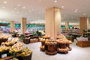 旅舍内部或周边的超市或其他商店