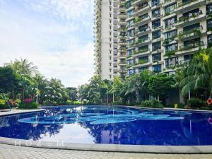 2BR2B Hozem JB0806 Apartment Forest City内部或周边的泳池