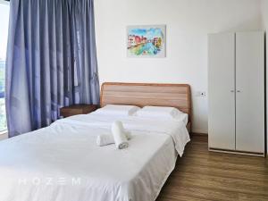 振林山2BR2B Hozem JB0806 Apartment Forest City的一间卧室，配有两张铺有白色床单的床